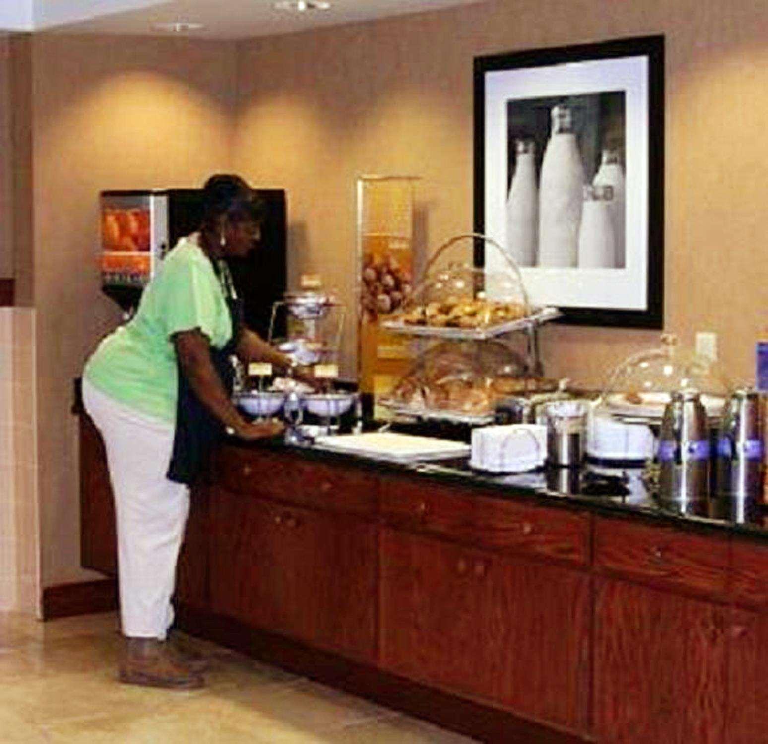 Hampton Inn & Suites Bloomington-Normal Restoran gambar